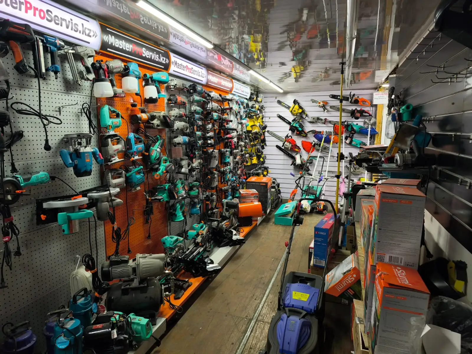 Витрина сервиса MasterProServis с электроинструментом