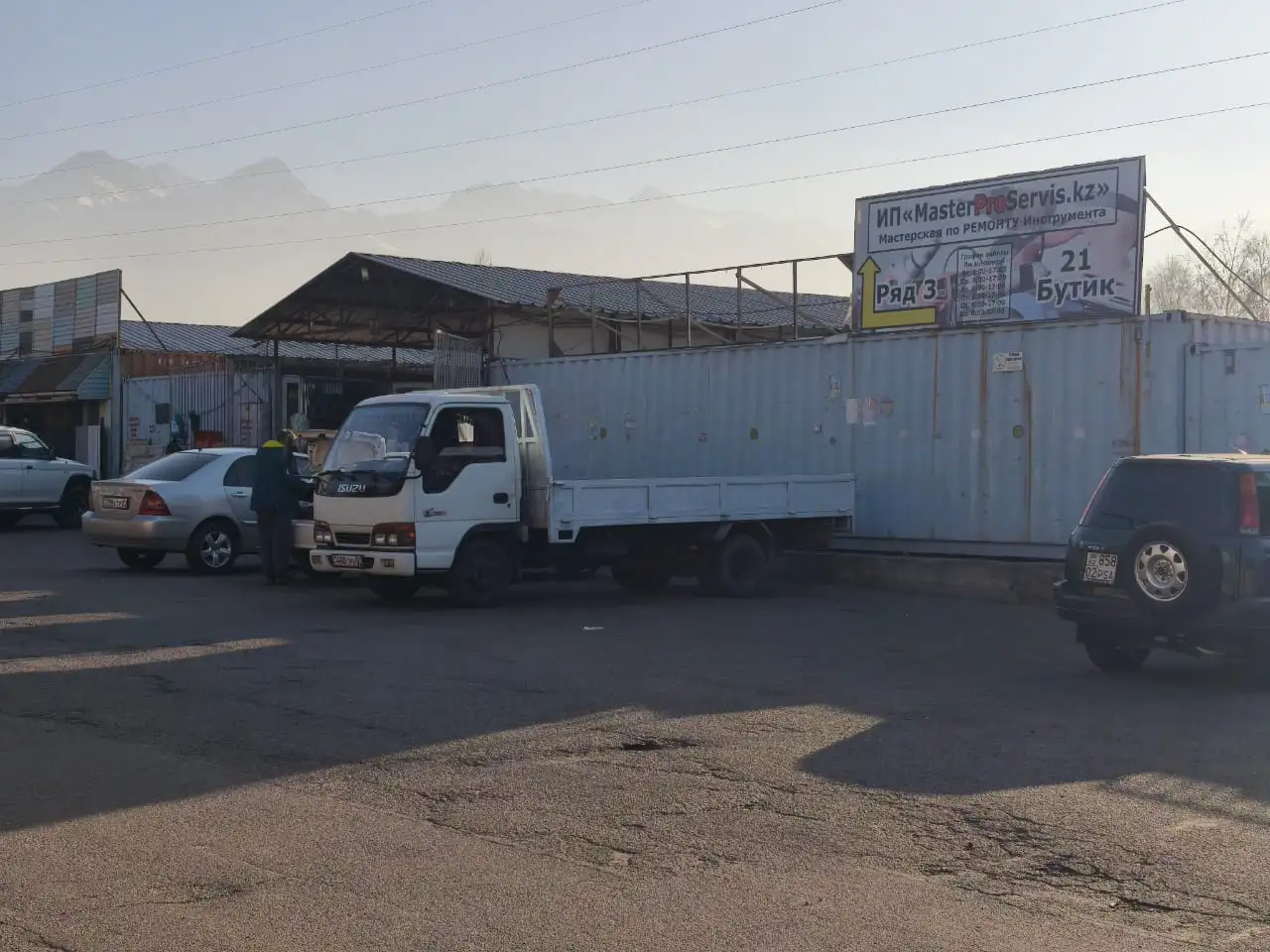 Окна и вывеска